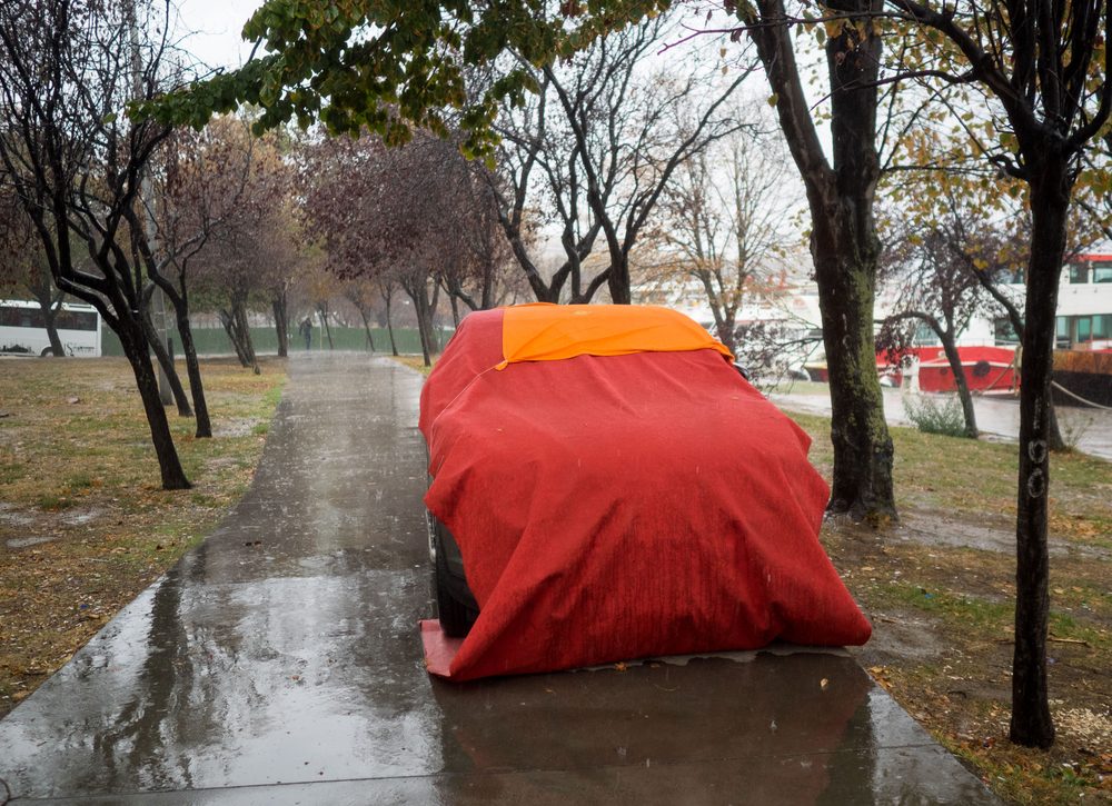 keeping-your-stuff-safe-when-moving-in-the-rain